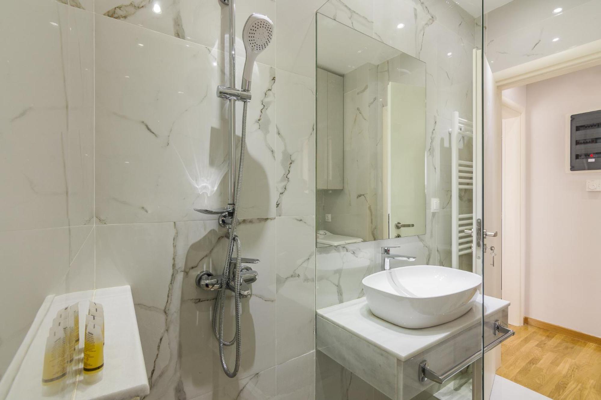 One Bedroom W/ Balcony * Athènes