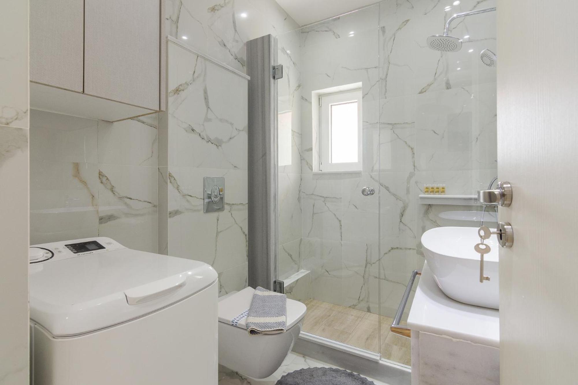 One Bedroom W/ Balcony * Atene