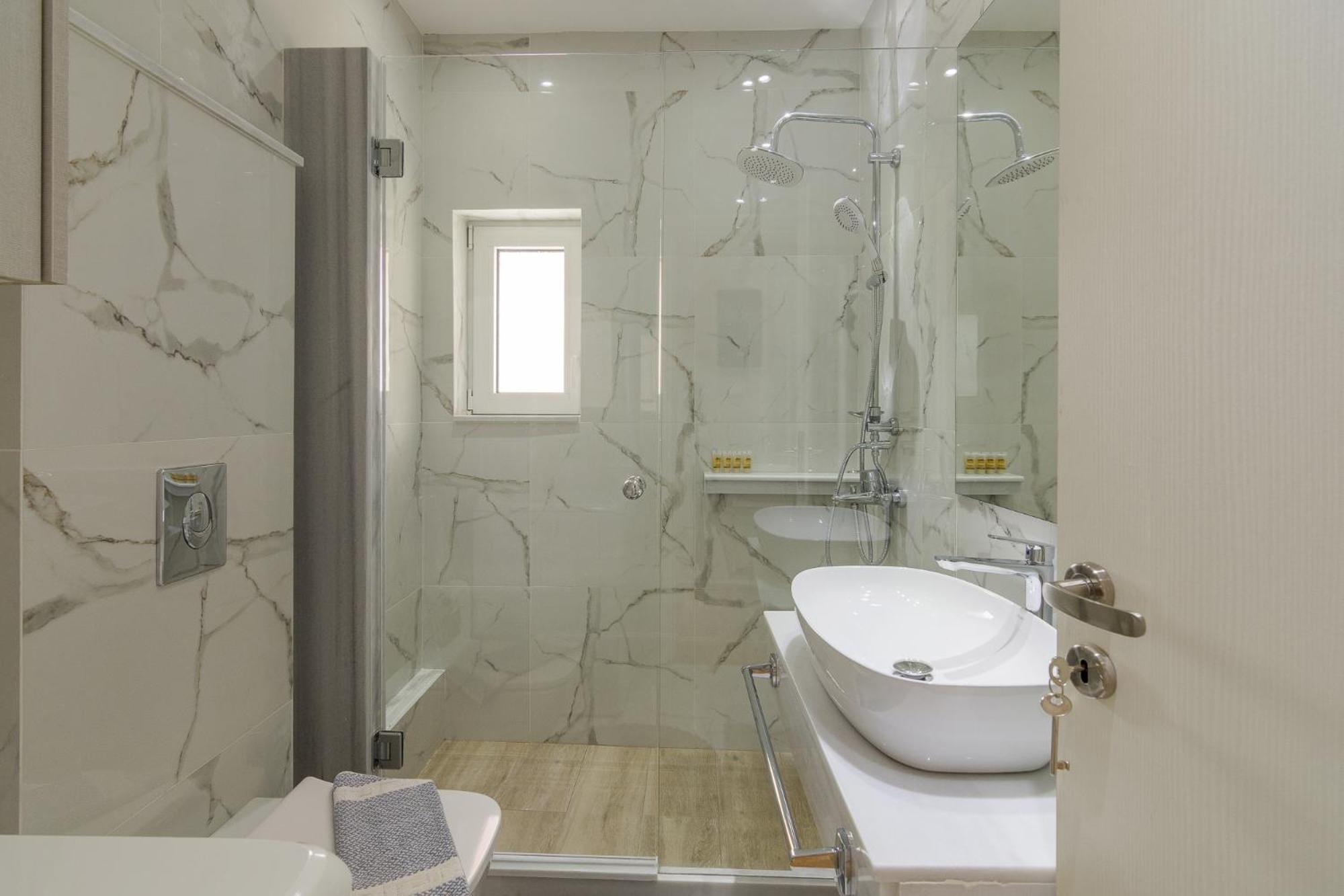One Bedroom W/ Balcony * Atene